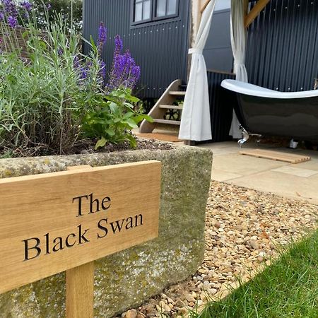 The Black Swan Shepherd Hut Ketton Dış mekan fotoğraf