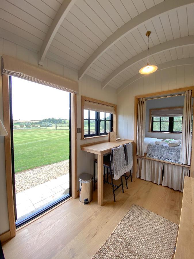 The Black Swan Shepherd Hut Ketton Dış mekan fotoğraf