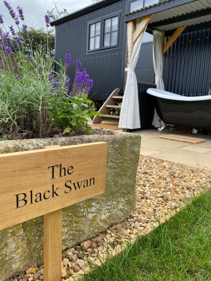 The Black Swan Shepherd Hut Ketton Dış mekan fotoğraf