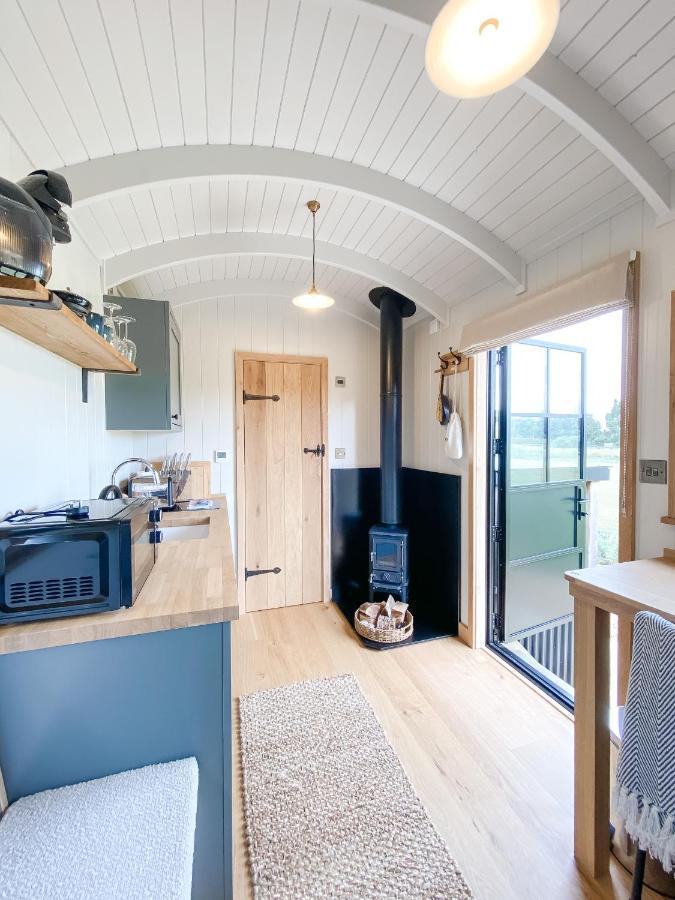 The Black Swan Shepherd Hut Ketton Dış mekan fotoğraf